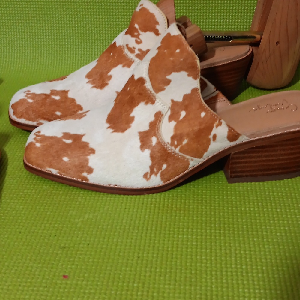 Crown Vintage White and Tan Cowhide Leather Mules - Picture 2 of 6